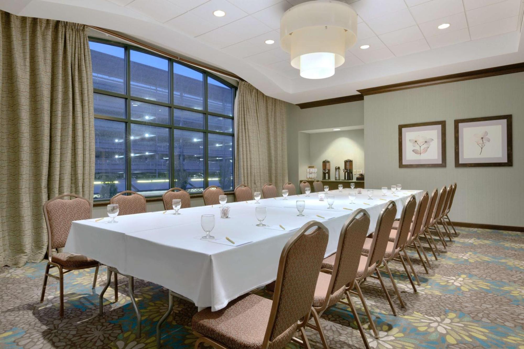 Hilton Garden Inn Вустер Экстерьер фото